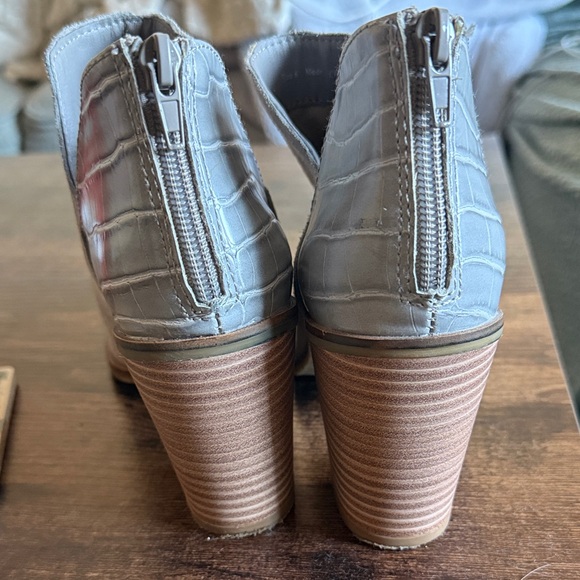 DV by Dolce Vita Light Gray Ankle Booties - Picture 2 of 6